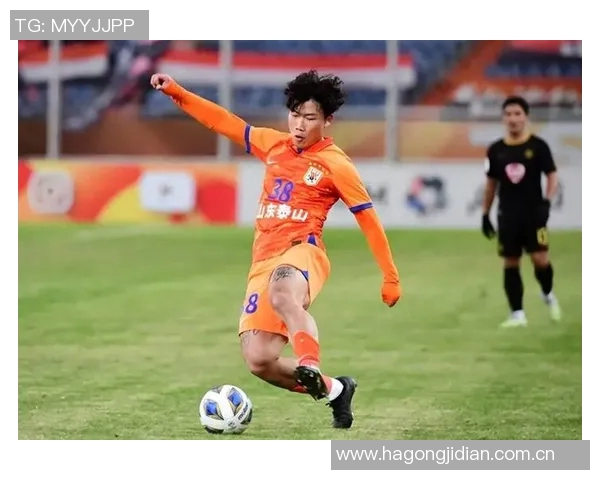 泰山队第72分钟进攻失误谢文能传中直接飞出底线引发球迷失望