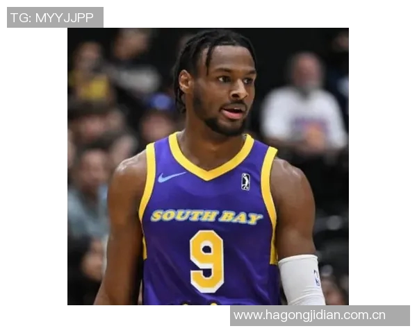 老詹将与南湾湖人共同训练G联盟之旅开启新篇章 老詹将与南湾湖人共同训练G联盟之旅开启新篇章