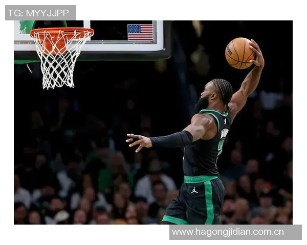 杰伦布朗轻松发挥仅用25分钟便斩获19分6篮板6助攻的精彩表现